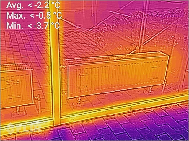 radiatori caur stiklu termokameras attēlā